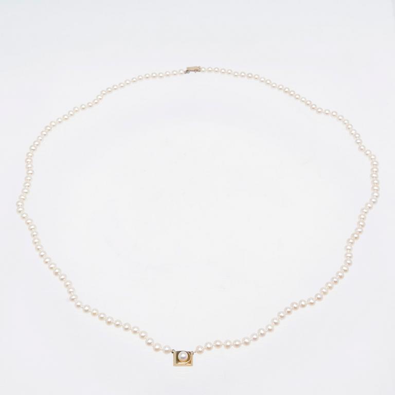 Necklace, freshwater pearls with a clasp in 18K gold.