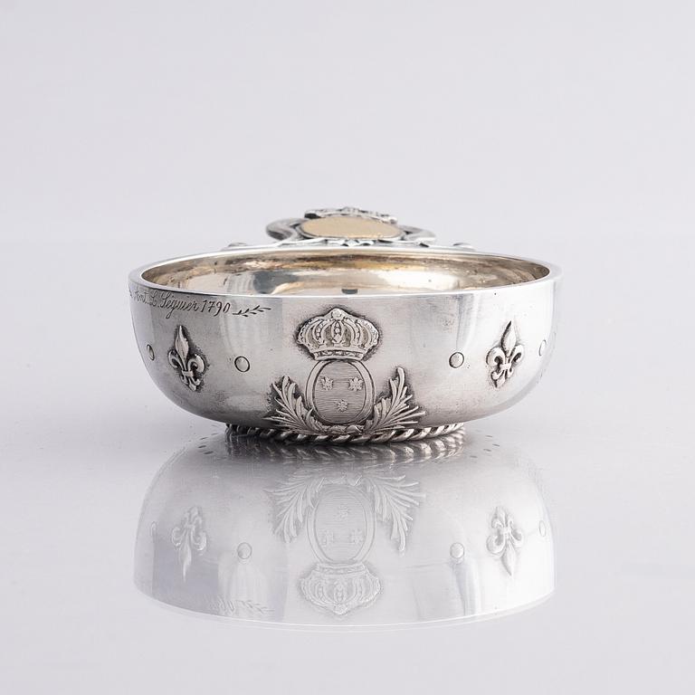 An 18th century French parcel-gilt silver tasse du vin (wine taster).