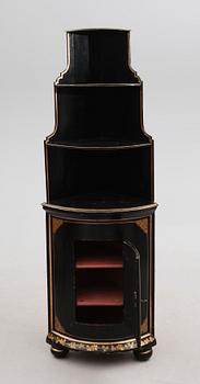 HÖRNSKÅP, delvis 1700-tal.