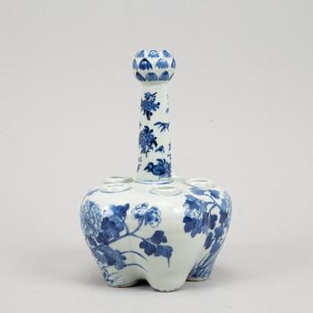 A blue and white porcelain tulip vase, Qing dynasty, Guangxu (1872-1908).