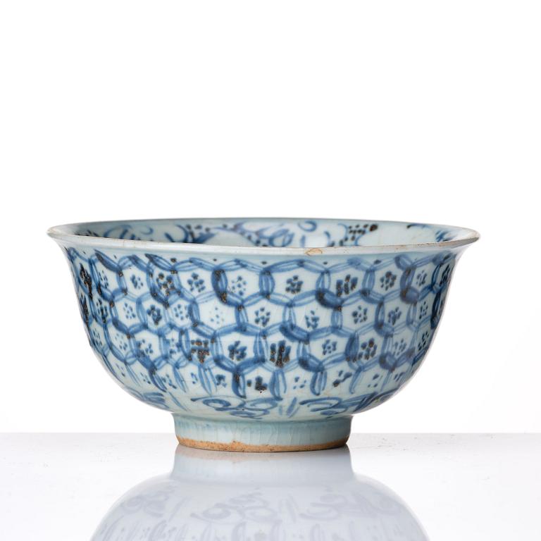 A blue and white Meiping vase and a bowl, 16th Century.