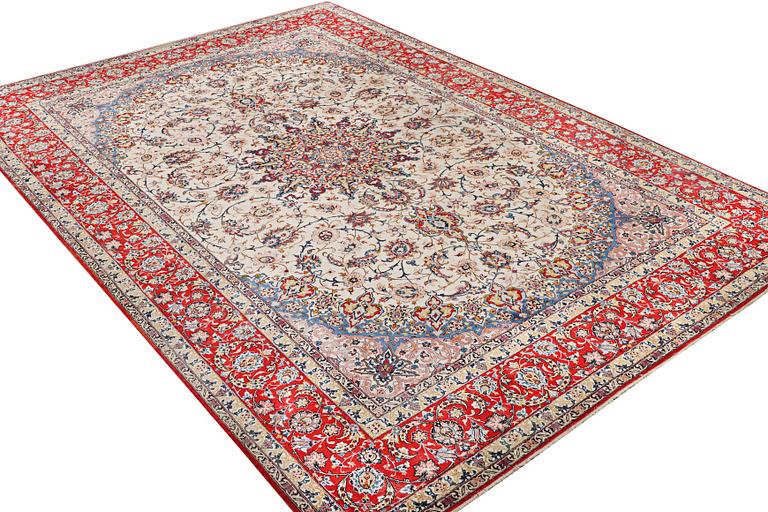 An Esfahan carpet, part silk, ca. 372 x 255 cm.