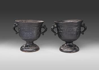 386. A PAIR OF GARDEN URNS.