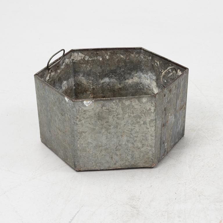 A mahogany wine cooler, England, first half of the 19th Century.