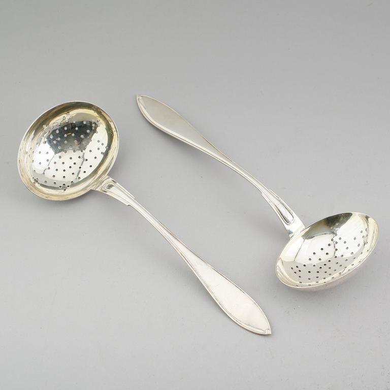 STRÖSOCKERSLEVAR, 1 par, silver, GAB, Stockholm 1912. Vikt ca 122 gram.