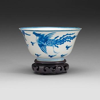 A blue and white dragibn and phoenix bowl, Qing dynasty (1662-1722).