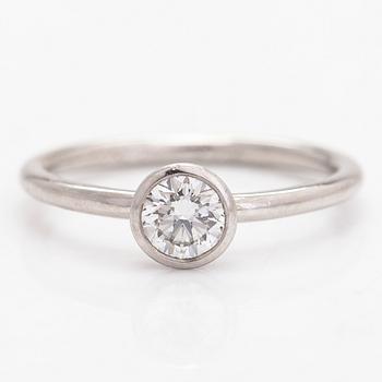 Sormus,"Mini Nelly", platinaa, briljanttihiottu timantti noin 0.36 ct. Annette Tillander, Helsinki 2015.