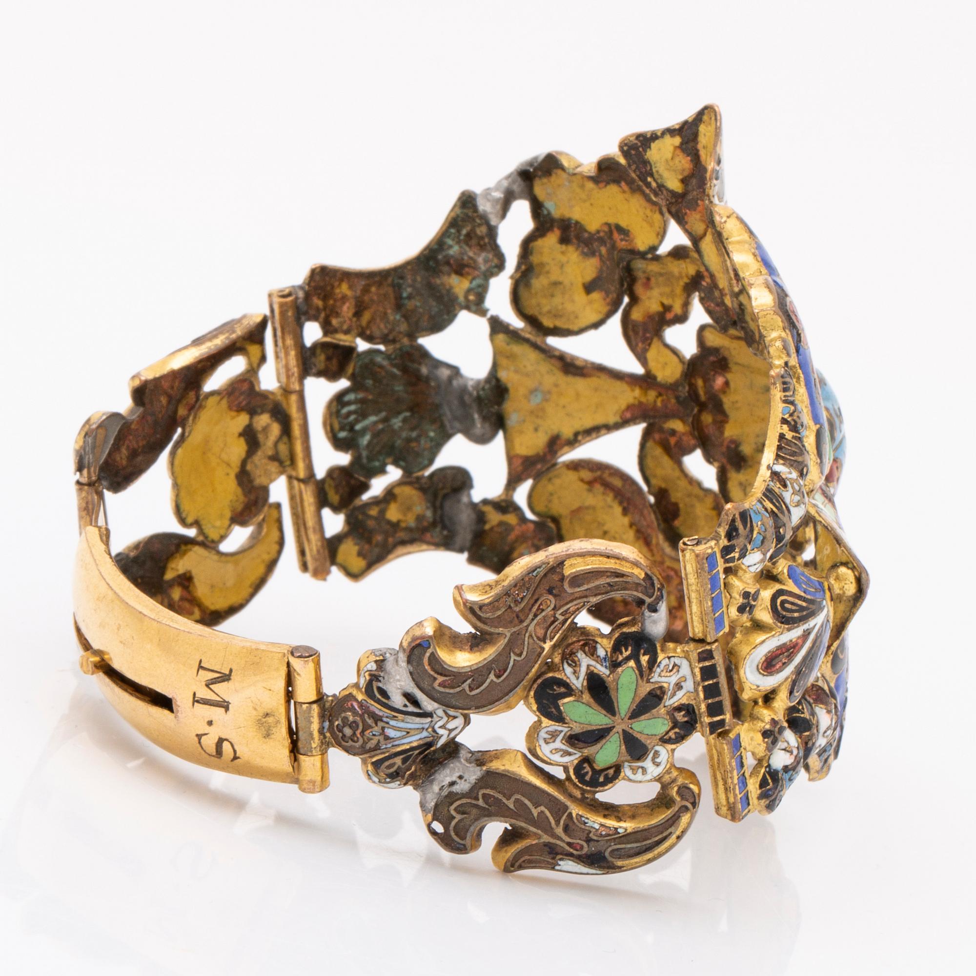 Armband, metall och emalj, ca 16-17 cm i omkrets, bredaste del ca 6 cm.