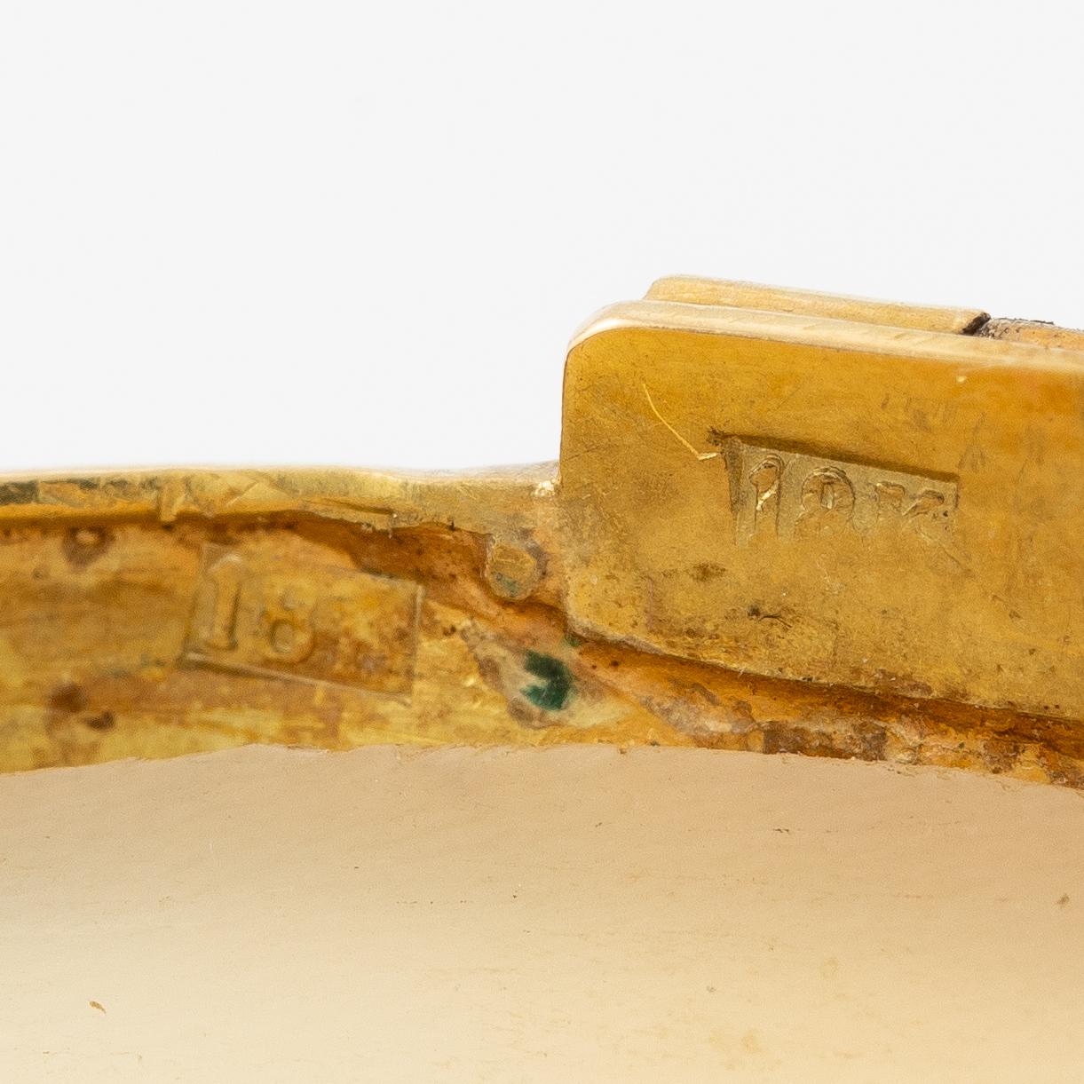 Brosch, 18K guld med snäckskalscamé.