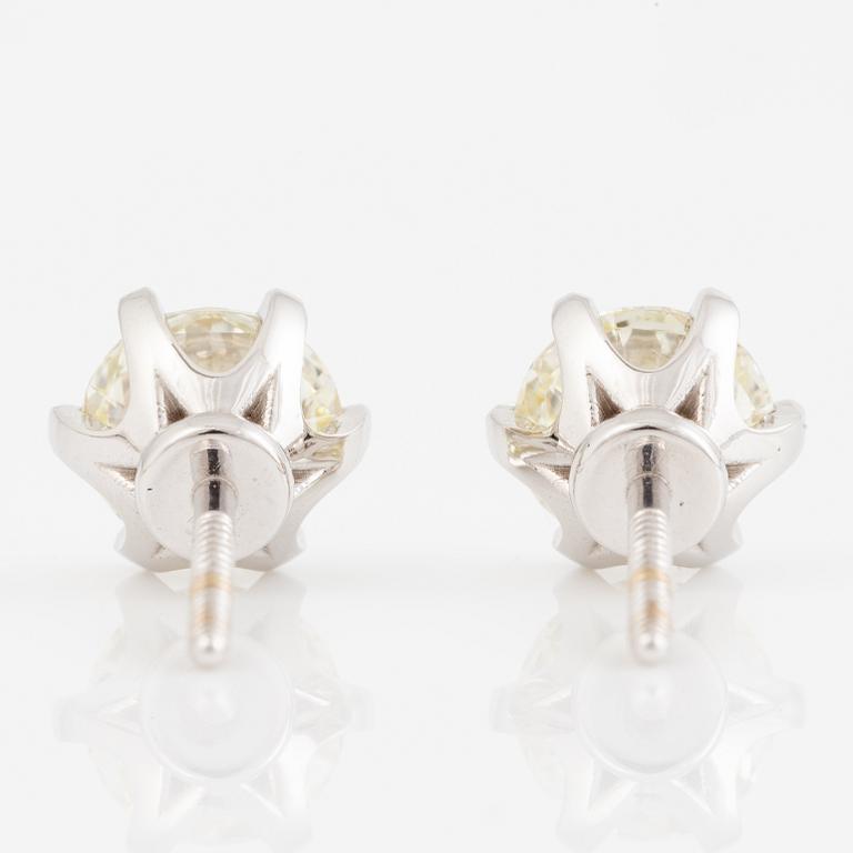 Earrings 18K white gold with brilliant-cut diamonds.