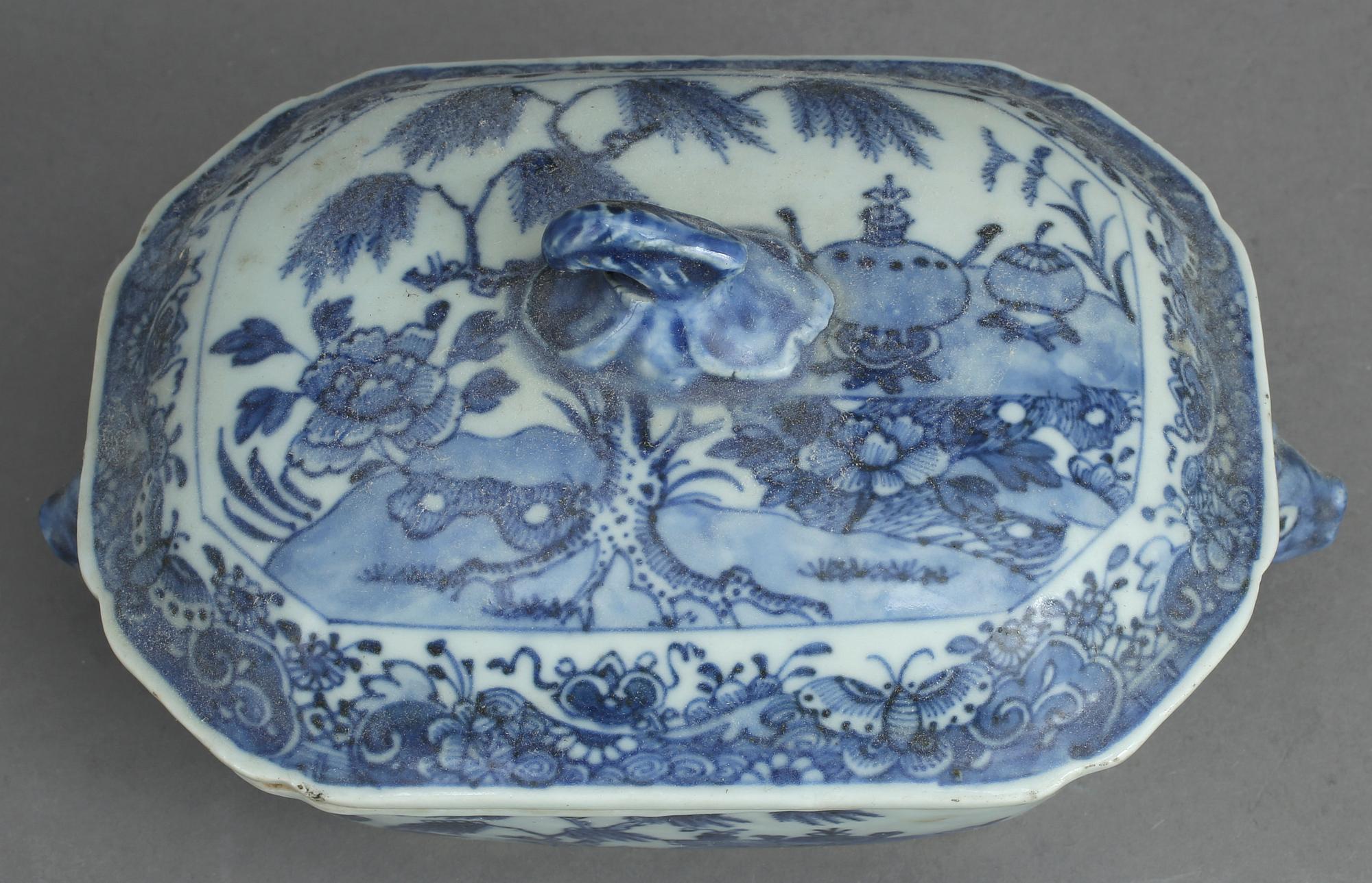 SMÖRTERRIN, porslin, Kina, Qianlong (1736-95).
