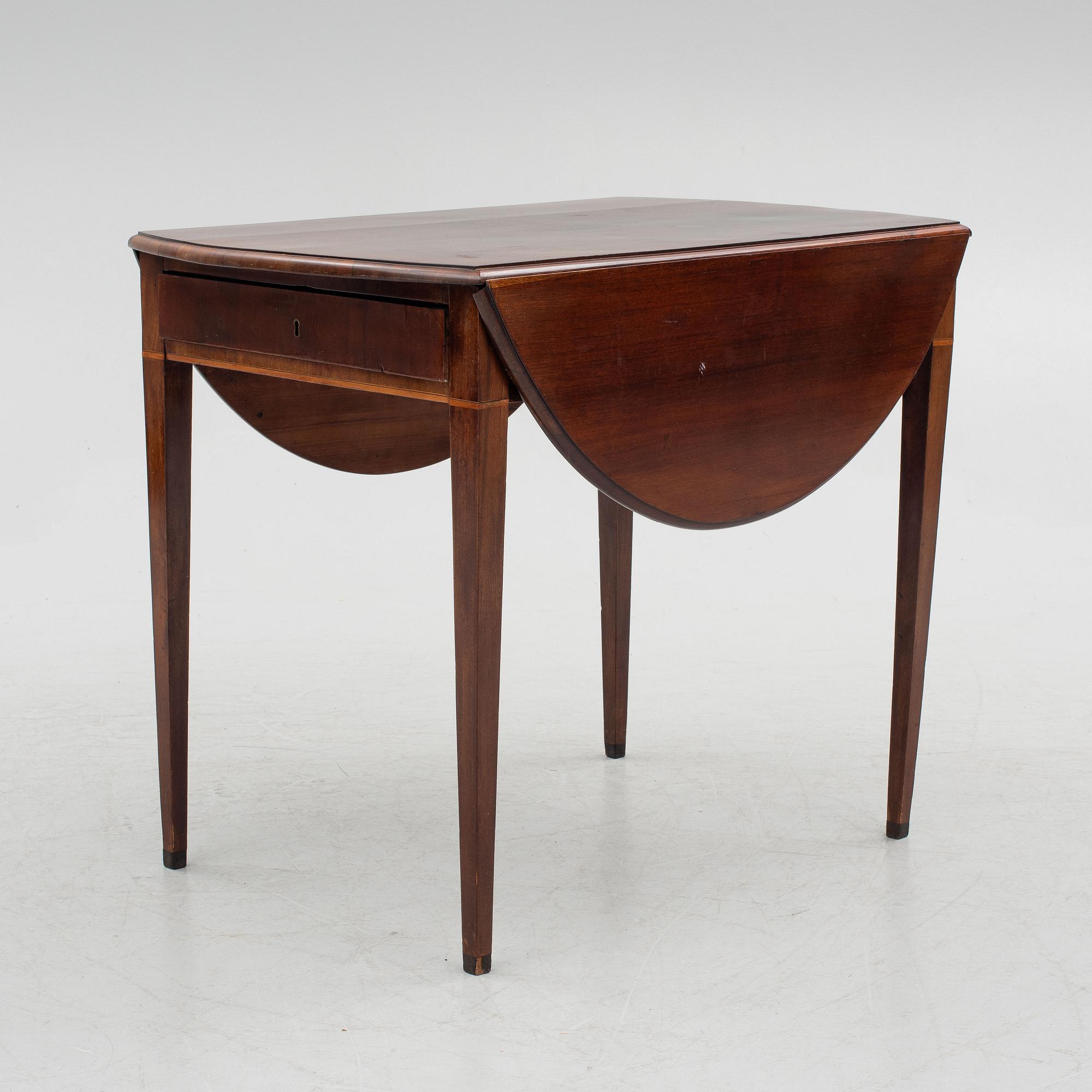 A Georgian mahogany Pembroke table, England, around 1800.
