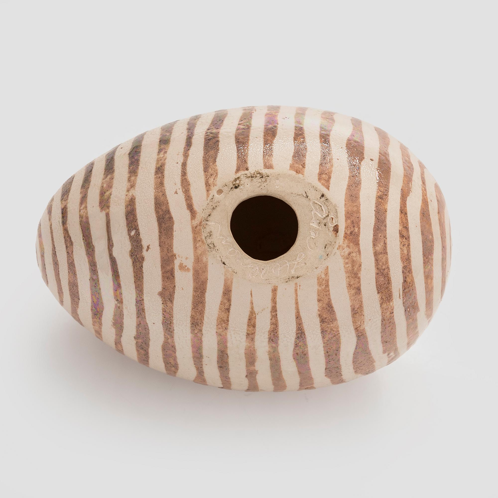 Åsa Hellman, koristemuna, keramiikkaa, signeerattu.