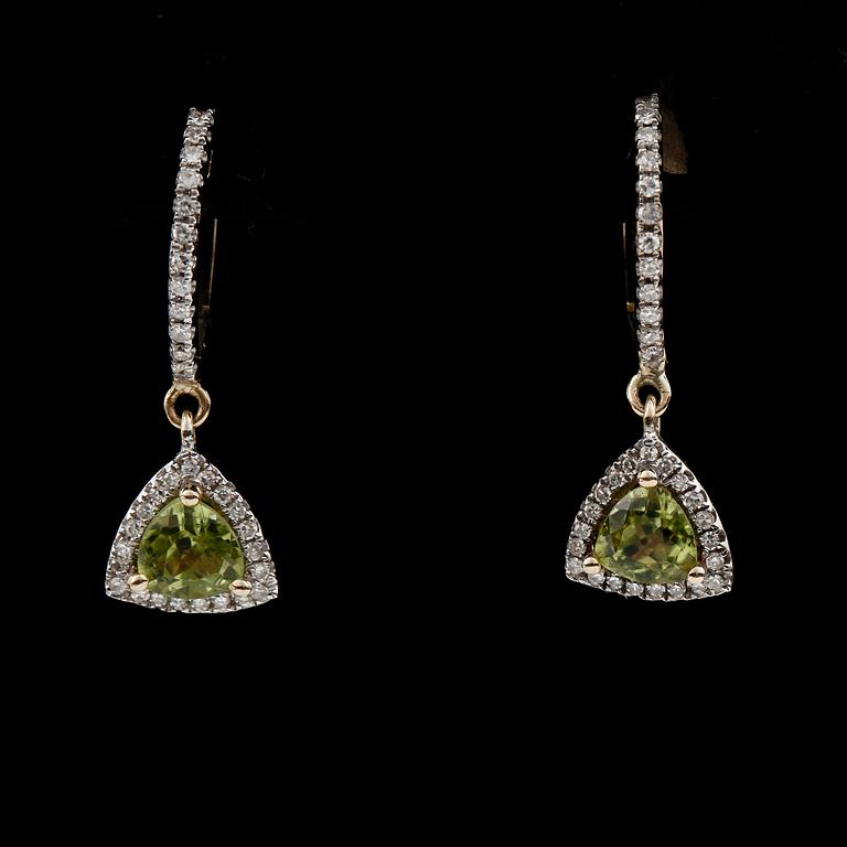 ÖRHÄNGEN, ett par, 14k guld med peridot, ca1,25ct och åttkantsslipade diamanter tot ca0,16ct. Vikt ca 2,7g.