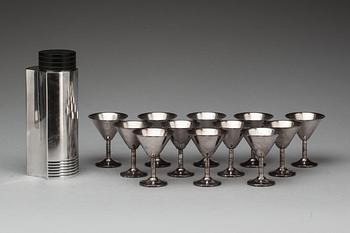 SHAKER och COCKTAILGLAS, 12 st, nysilver, Folke Ahrström, GAB, Stockholm samt TESI, 1900-talets första hälft.