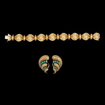 A set of gold and turqouise bracelet and earclips. Weight 67 g.