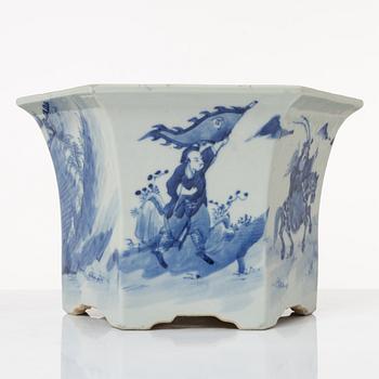 A Chinese blue and white porcelain flower pot, Qing dynasty, 19th century.