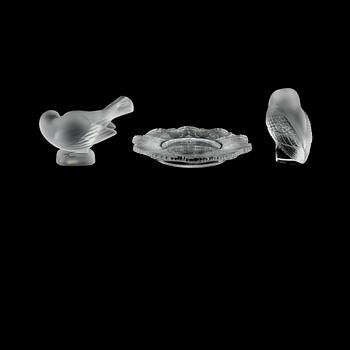 FIGURINER, 2 st, samt SKÅLFAT, glas, Lalique, 1900-talets andra hälft.