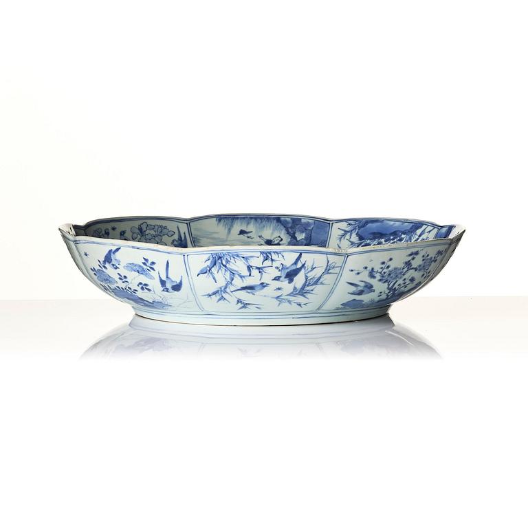 A rare and massive blue and white scalloped dish, Qing dynasty, Kangxi (1662-1722).