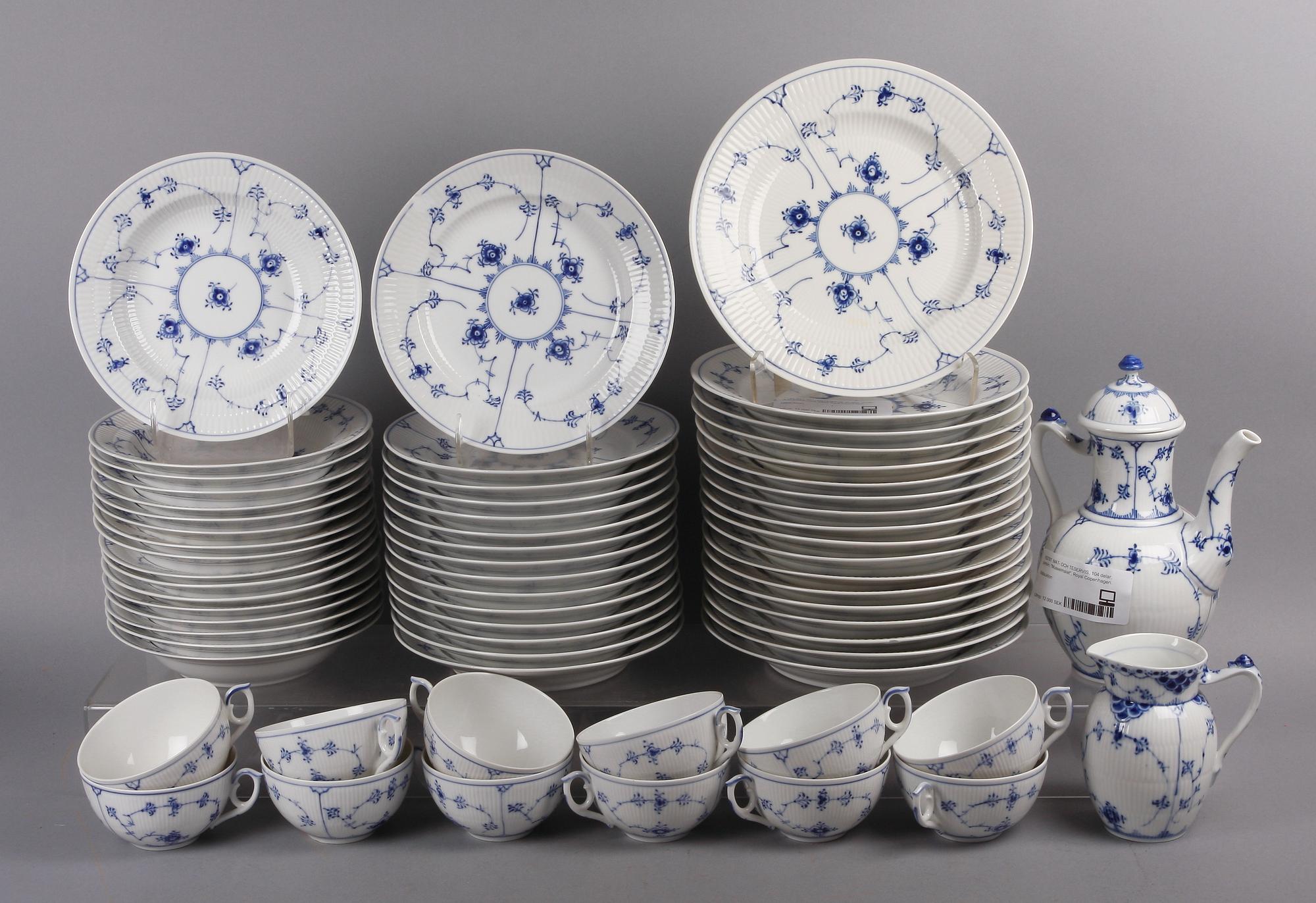MAT- OCH KAFFESERVIS, 83 delar, porslin, "Musselmalet", mest räfflad, Royal Copenhagen.
