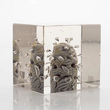 Oiva Toikka, vuosikuutio, signeerattu Oiva Toikka, Nuutajärvi 1979, numeroitu 122/1000.