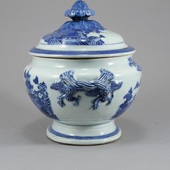 TERRIN, porslin, Kina, omkring år 1800.