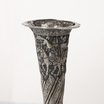 Vaser, ett par, silver, Persiska, omkring 1900.