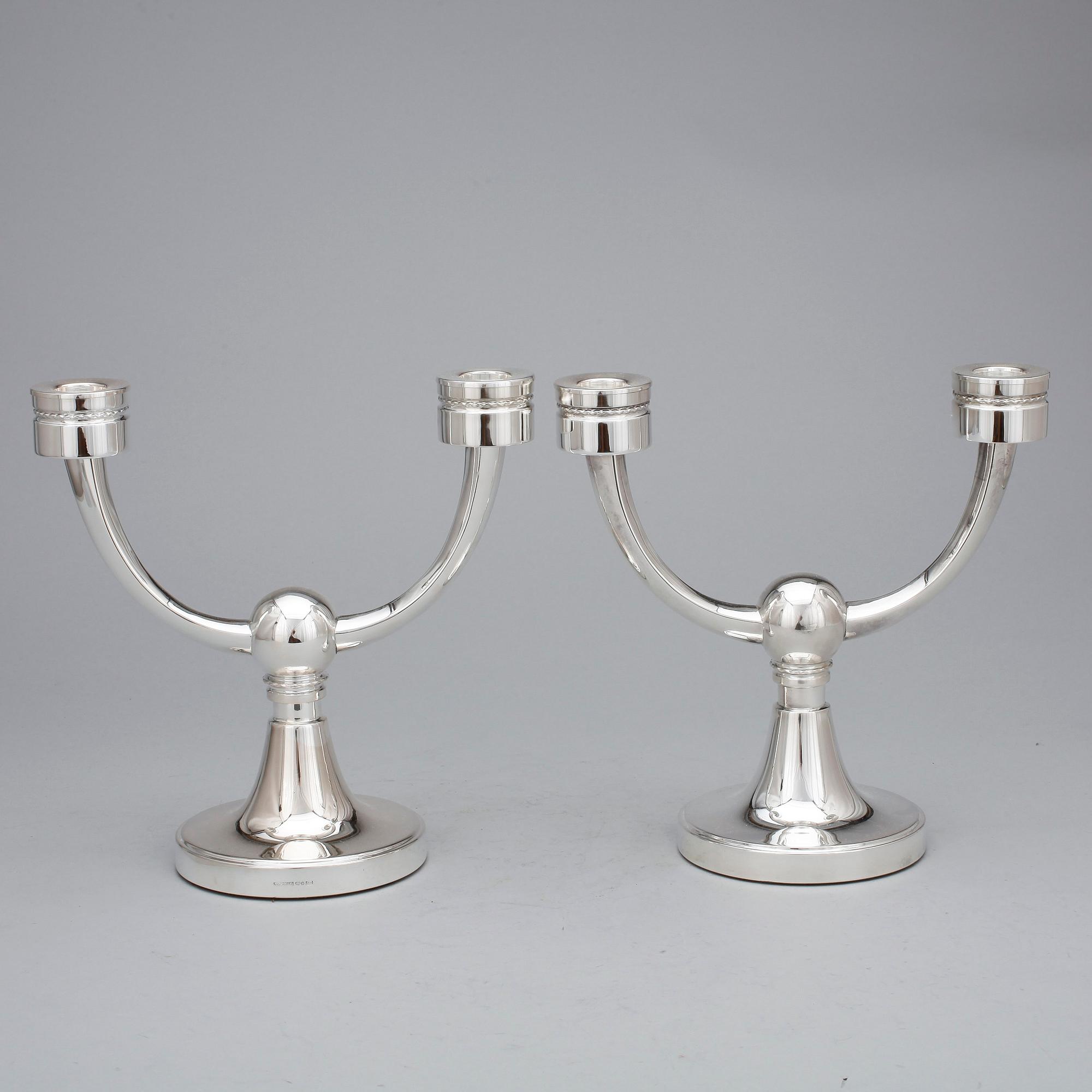 KANDELABRAR, ett par, silver, MGAB, Uppsala, 1969 resp 1971. Fylld fot.