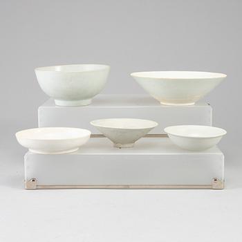 Five white glazed dishes and bowls, Ming and Qing dynasty, 17-18th century.