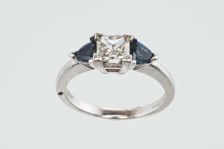 A DIAMOND / SAPPHIRE RING 1,15 ct.