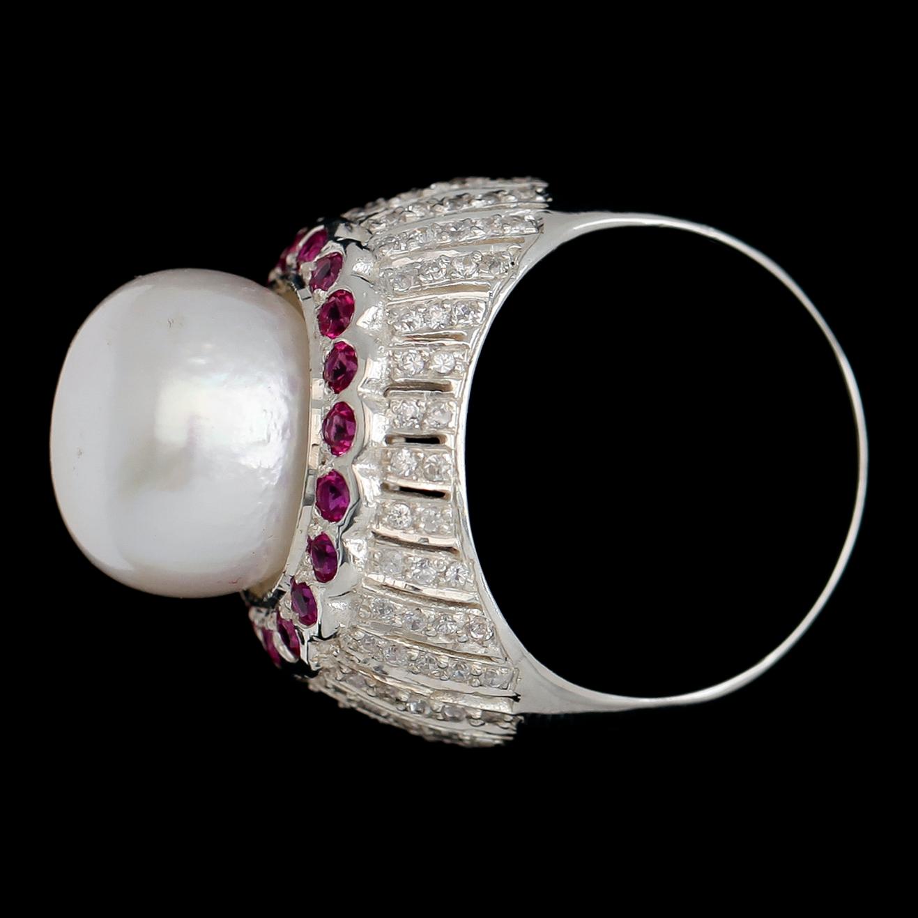 RING, vitguldspläterat sterlingsilver, odla pärla, vita safirer tot ca 0.50 ct, rubiner tot ca 0.54 ct.