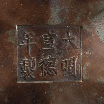 RÖKELSEKAR, brons. Qing dynastin med Xuande sex karaktärers märke.