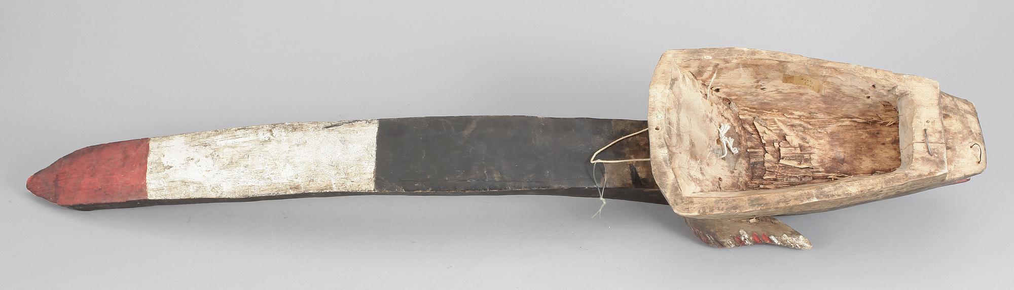MASK, skuret trä, Afrika, omkring 1900-talets mitt.