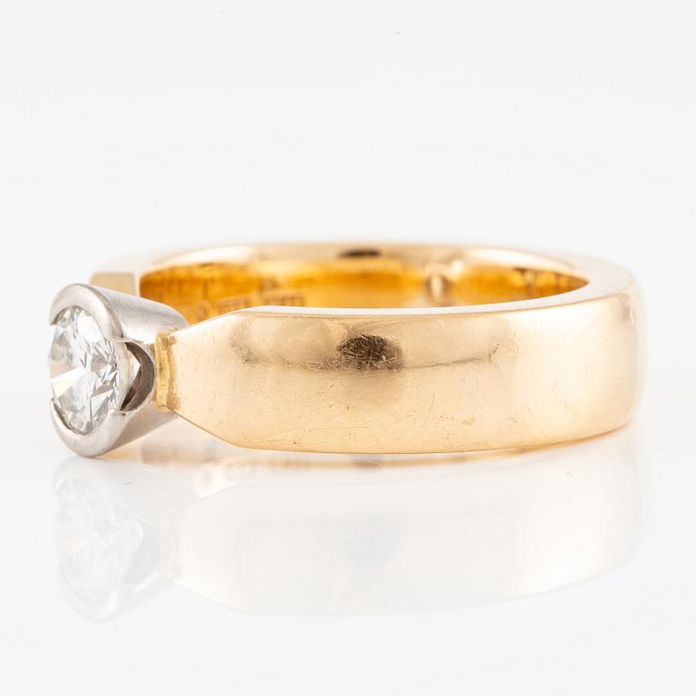 Ring 18K gold with a round brilliant-cut diamond.