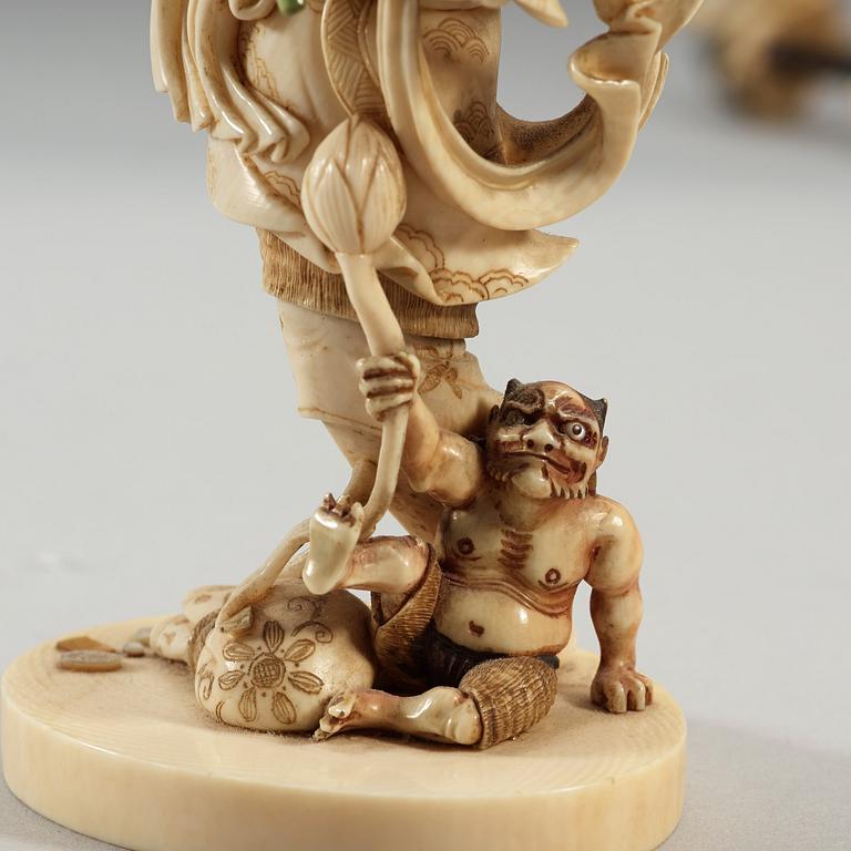 OKIMONO, elfenben, pärlemor, trä. Japan, Meiji (1868-1912).