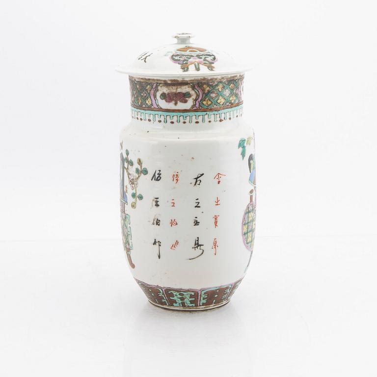 A Chinese vase with cover, 20th Century.