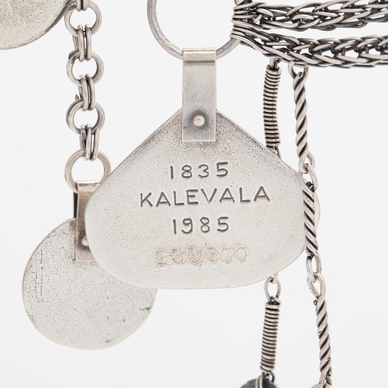 Juhlakääty ja korvakorut, Kalevala-eepos 150 vuotta, sterlinghopeaa. Kalevala Koru, Helsinki 1984 ja 1992.