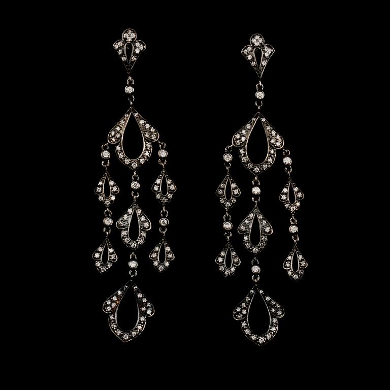 ÖRHÄNGEN, ett par, 18k vitguld med 20 brioletteslipade citriner, 12.21 ct samt 94 briljantslipade diamanter, 1.01 ct.