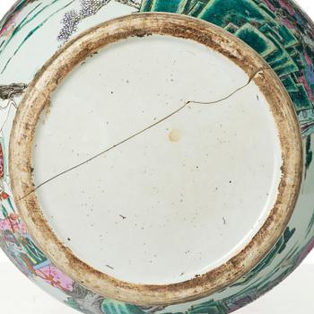 Praktvaser, ett par, porslin. Qingdynastin, 1800-tal.