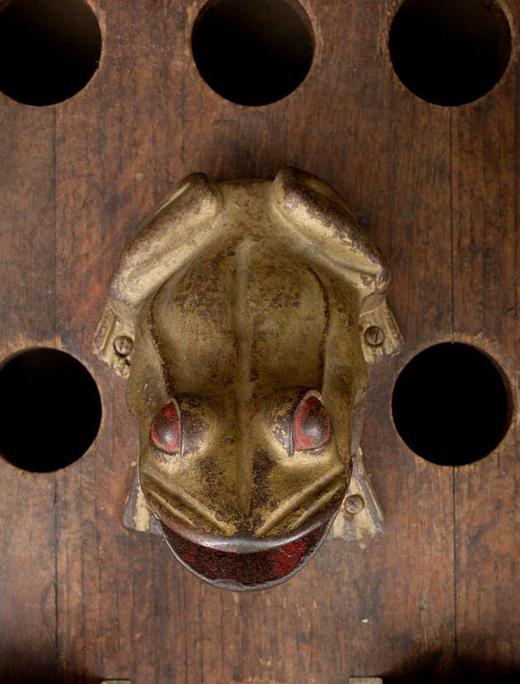 SPEL, trä och metall, "Juego de Sapo", trol. Sydamerika, 1900-talets början.