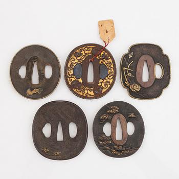 Tsuba, 5 st, 17/1800-tal, varav en signerad.