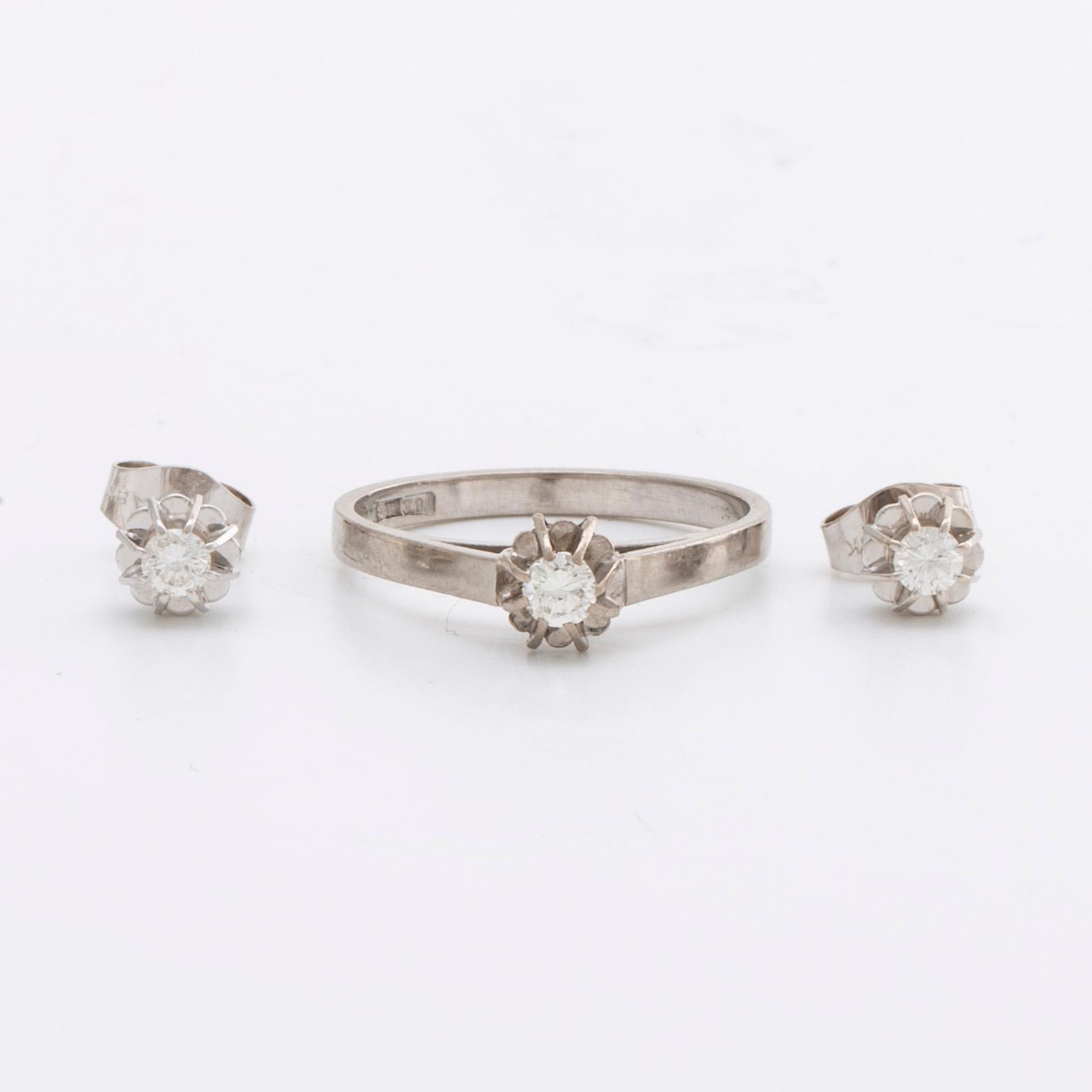 RING and EARRINGS 18K whitegold w brilliant-cut diamonds approx 0,40 ct in total.