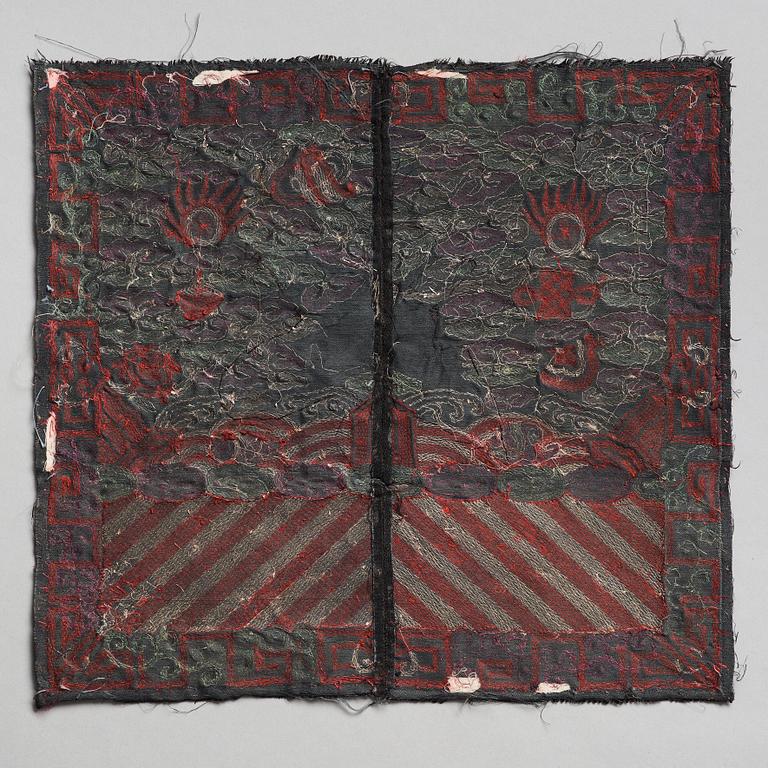 ÄMBETSMANNA INSIGNIA (BUZI), tre stycken, kesi och broderat siden. Qingdynastin, omkring 1900.