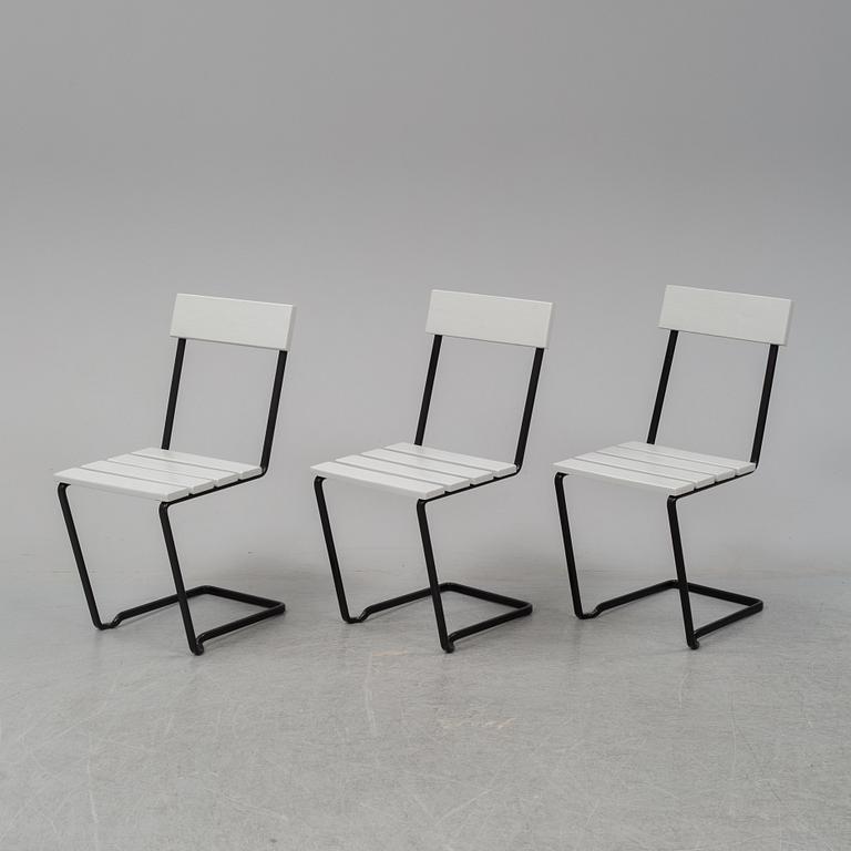 A Grythyttan garden table and three chairs.