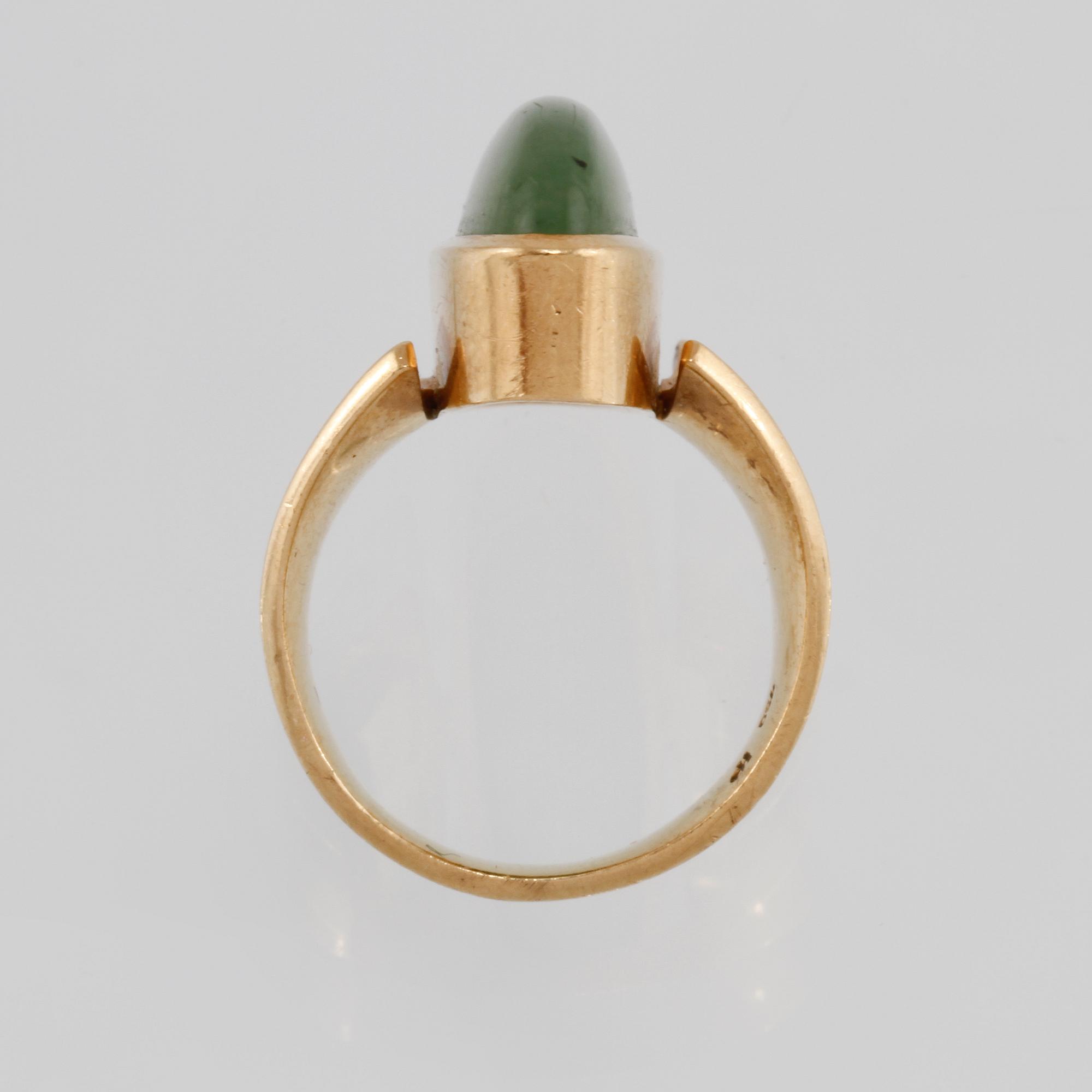 RING, 18K guld med cabochonslipad grön sten, utländska stämplar. Vikt 16,0 gram.