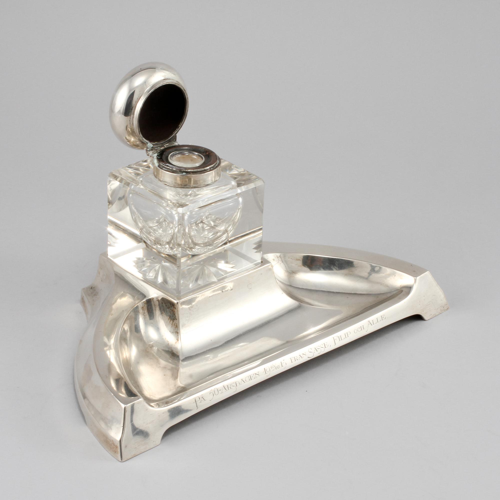 SKRIVBORDSGARNITYR, silver och glas, K. Andersson, Göteborg, 1915.