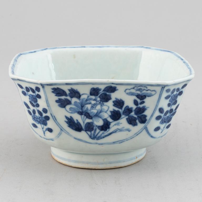 A blue and white bowl, Qing dynasty, 18th century.