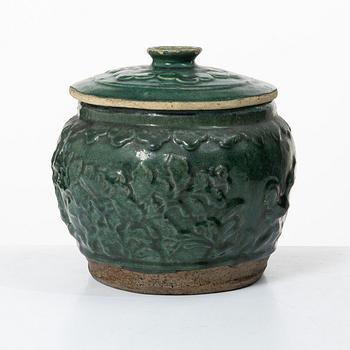 A green glazed jar, Southern China, Qing dynasty, 19th century.