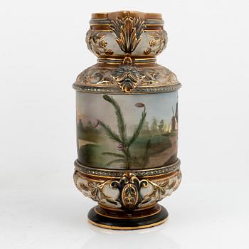 Prydnadsfat & kanna, majolika, Gustavsberg och Rörstrand, omkring sekelskiftet 1900.