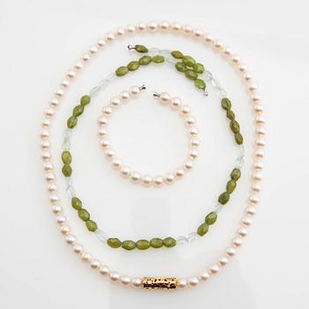 Ole Lynggaard, clasp, 18K gold with diamonds, as well as two necklaces and a bracelet.